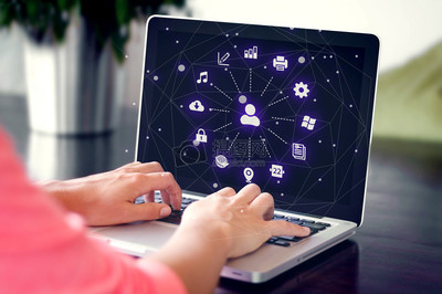 白领操作电脑高清图片素材免费下载指南